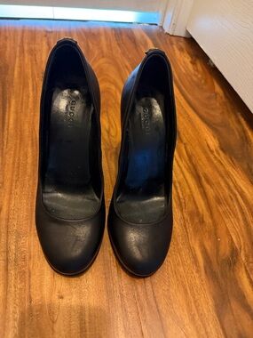 Gucci Black Leather Round-Toe Pumps